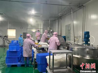 鮮友的生產(chǎn)車間內(nèi),員工正在制作果汁產(chǎn)品。 路梅 攝